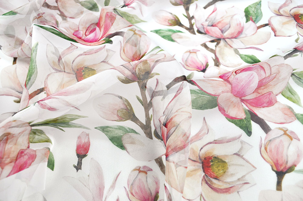Feiner Gardinenstoff mit einem Traum von einem Blumenmotiv! 107181 Voile Magnolia Ros Transparent Hand Gardinen transparent Voile - Magnolia Rosé