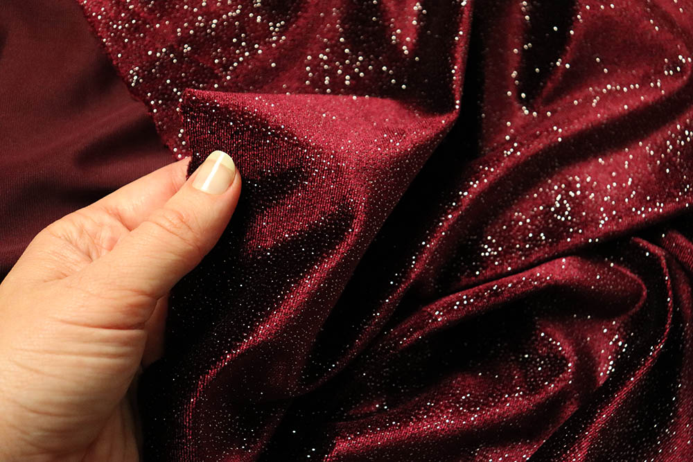 Blickdichter Bekleidungsstoff mit hohem Elasthan-Anteil und glitzernden Sprenkeln - samtweich, geschmeidig und absolut edel! Bk6915 Tanzkleiderstoff Glitzer Bordeaux Elastikstoffe Tanzkleiderstoff Queen - Bordeaux