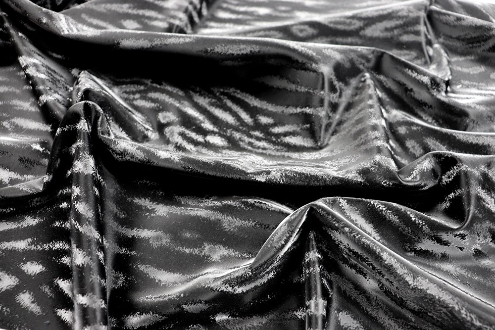 Schwarzes Stretchleder mit Tigermuster: weich, seidenmatt, vielseitig! Bk7626 Stretch Leder Tiger Blusenstoffe Stretch-Leder - Tiger - Schwarz