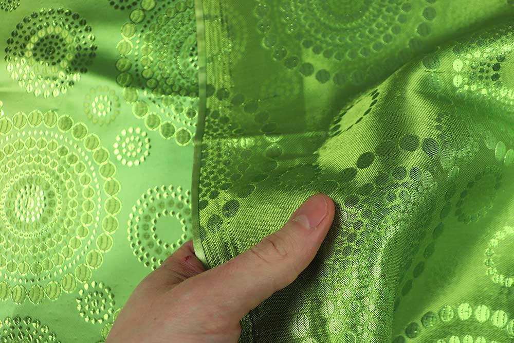 Wunderschön glänzender Brokat mit verspieltem Muster in frischem Grün Bk7637 Brokat Mandala S4 bedr. Bekl. Stoffe Brokat-Stoff Mandala Dots - Limette