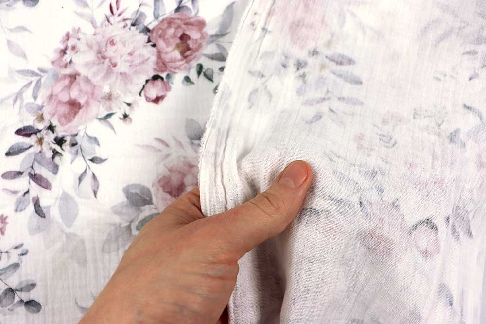 Blumenwunder im Digitaldruck auf hochwertigem Musselin-Stoff aus 100 % Baumwolle
 Bk7668 Musselin Rosen S4 Dirndlstoffe Musselin Digital - Rosenträume