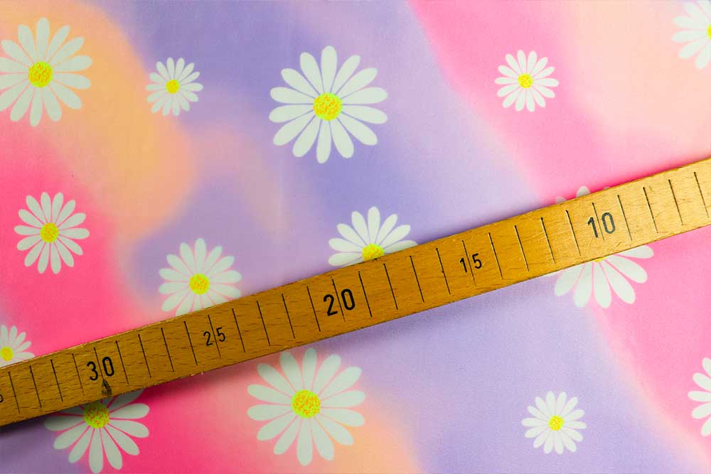 Schöner Farbverlauf mit kleinen Blüten auf hochelastischem Jersey - ideal für figurbetonte Kreationen! Bk7736 Badeanzugsstoff Lycra S4y Mitlogo Badeanzugstoffe / Lycra Badeanzugstoff - Rainbow Flowers