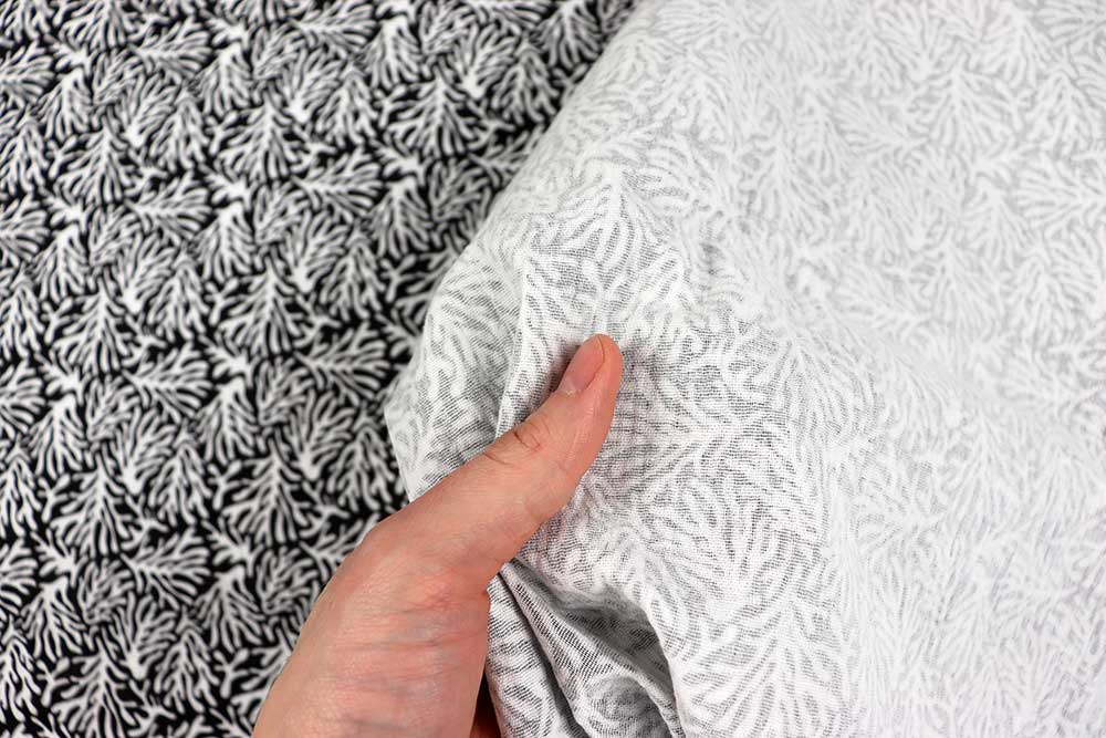 Kontrastreiches Motiv mit maritimem Charme auf locker-leichter Baumwolle Bk7764 Musselin Korallen Schwarz Weiss Blusenstoffe Musselin - Korallenriff