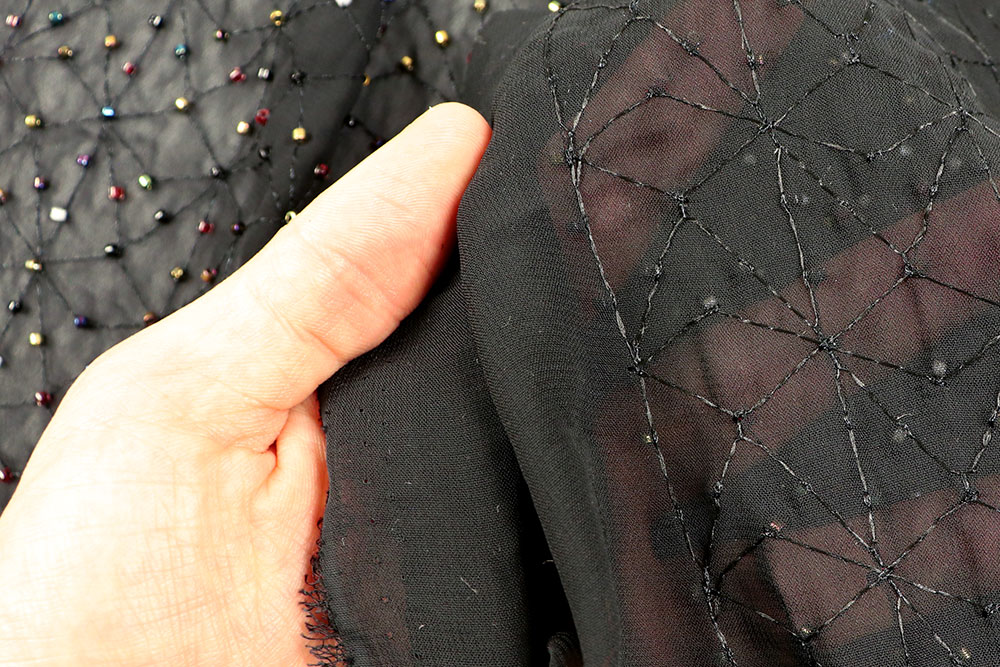 Leichter, schwarzer Bekleidungsstoff mit aufwändiger Perlen-Stickerei Bk7772 Perlenstickerei Festliche Stoffe Bekleidungsstoff  - Perlenstickerei