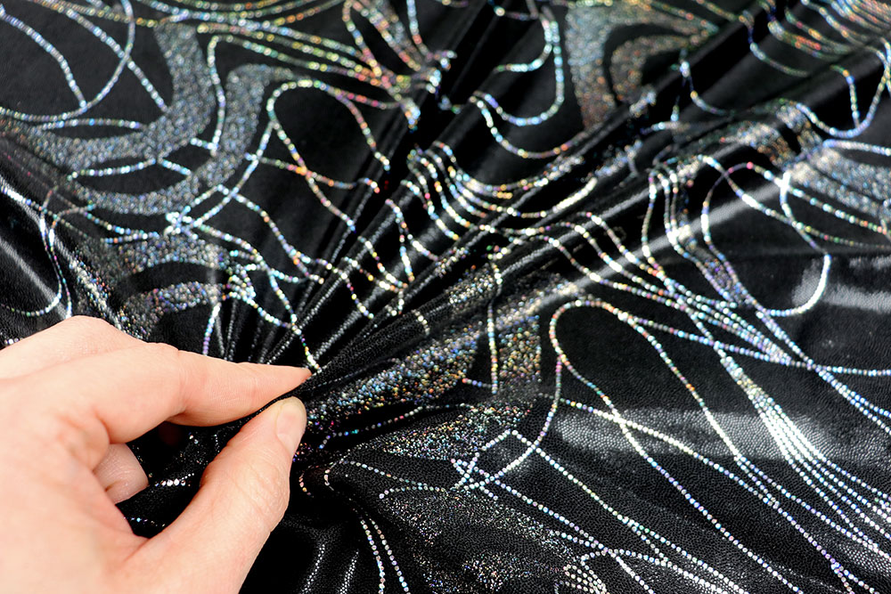 Eleganter Stretchstoff in Schwarz mit Glanz – für ausdrucksstarke Designs und kraftvolle Bewegungen. Bk7813 Tanzkleiderstoff Nebula Schwarz S4 Fasnacht Stoffe bunt Lycra Tanzkleiderstoff - Nebula - Schwarz