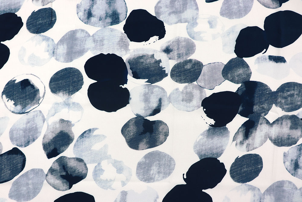 Fließender Viskosestoff mit großflächigem Blätter-Print in Indigo- und Grautönen auf hellem Fond – ideal für Blusen & Kleider.
 Bk7904 Viskosestoff Aquarell Punkte 2 Viskose Viskosestoff - Indigo Petals