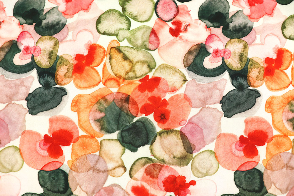 Künstlerischer Viskosestoff mit zarten Gesichtern und floralen Aquarellmotiven – weich fallend, ideal für Kleider & Blusen.
 Bk7905 Viskosestoff Blaetter Aquarell S4 Blusenstoffe Viskosestoff - Bloomy Muse