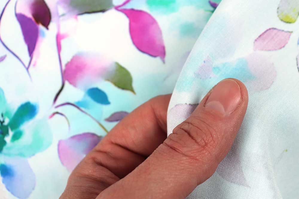 Floraler Aquarellstoff in zarten Pastelltönen – leicht, elegant und ideal für feminine Nähideen.
 Bk7957 Viskose Aquarellblueten 2 Blusenstoffe Viskose - Elaine