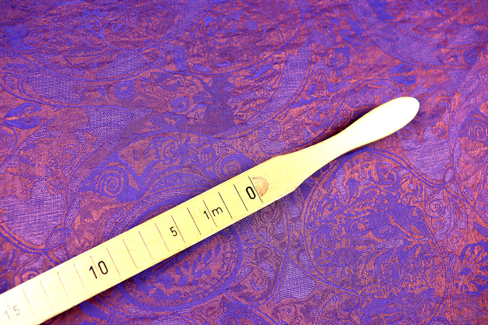 Eleganter Jacquard mit kunstvollem Paisley- und Ornamentdessin in schimmernden Amethyst- und Kupfertönen. Bk7978 Seidenmix Juni Jacquard Seiden-Mix - Amethyst-Ornament