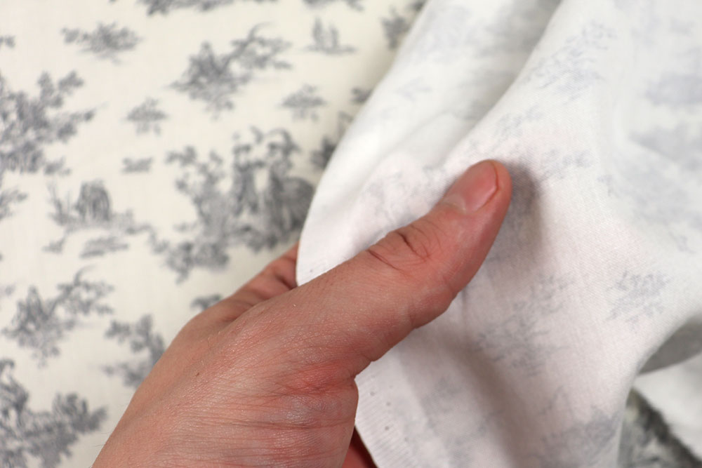 Pure Nostalgie auf geschmeidiger Viskose - ein Traum für elegante Blusen, Kleider, Schals und mehr Bk7982 Viskosestoff Toile De Jouy 1 Dekostoffe Toile de jouy Viskosestoff - Toile de Jouy