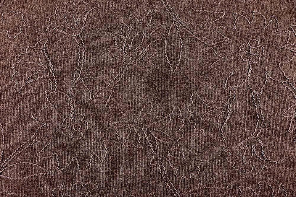 Kuscheliger Strickstoff mit floraler Stickerei - stilvoll und verspielt zugleich! Bk7985 Strickstoff Bestickt Braun 1 Strickstoffe Strickstoff Blumenstick - Schoko