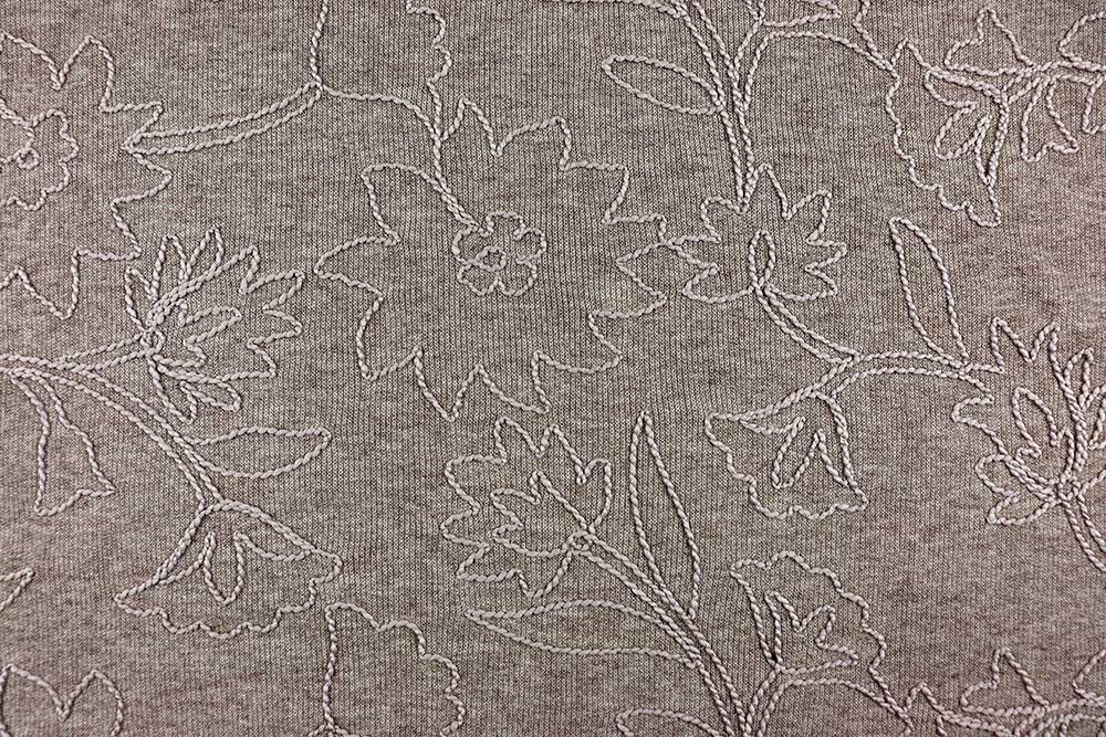 Kuscheliger Strickstoff mit floraler Stickerei - stilvoll und verspielt zugleich! Bk7985 Strickstoff Bestickt Sand 1 Strickstoffe Strickstoff Blumenstick - Sand