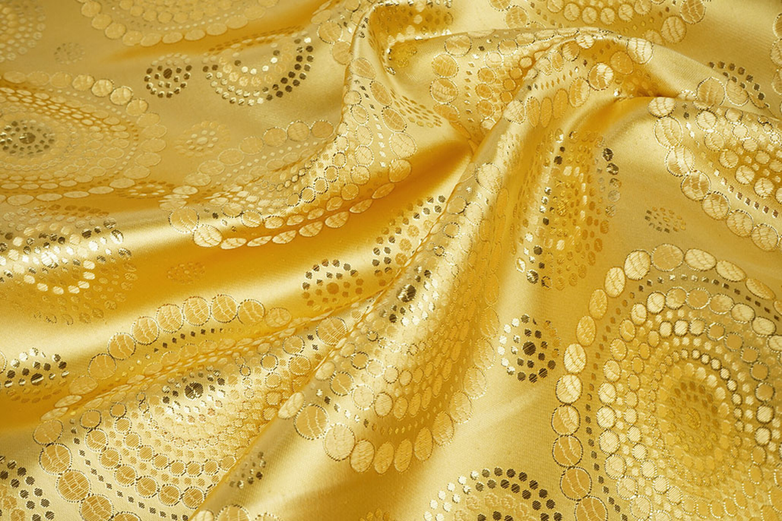 Wunderschön glänzender Brokat mit verspieltem Muster in festlichem Gold Brokat Mandala Gold Rueckseite Glanzstoffe Brokat-Stoff - Mandala Gold
