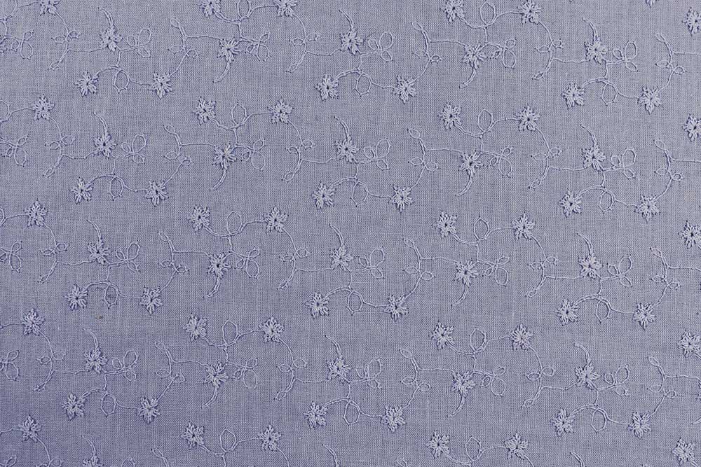 Mit süßen Blümchen und Ranken bestickter Stoff aus reiner Baumwolle für wunderschöne Kreationen Co6764280 Baumwollstoff Stickerei Bluemchen Lila 2 Blumen Baumwollstoff bestickt - Rosalie - Lila