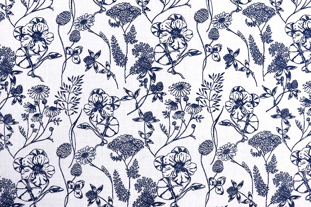 Feine Baumwolle mit floralem Print für Röcke, Blusen, Dirndl, Heimtextilien und mehr Co6786 Baumwollstoff Blumen S4 Baumwolle Blumen Baumwoll-Trachtenstoff - Wiesenblumen - Nachtblau