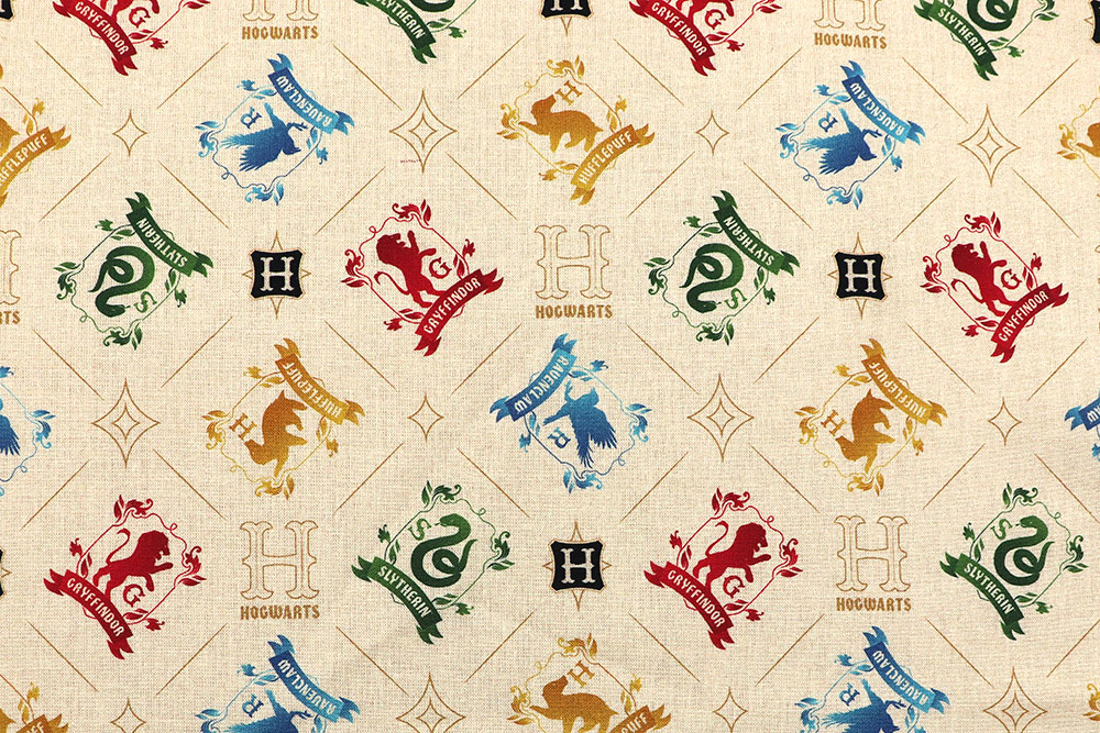 Für welches Haus entscheiden Sie sich? Auf diesem coolen Stoff sind verschiedene Logos zu sehen, allesamt aus den beliebten Kinofilmen! Co6810 Baumwollstoff Harry Potter S4 Kinderstoffe Baumwollstoff Digital - Zauberschule