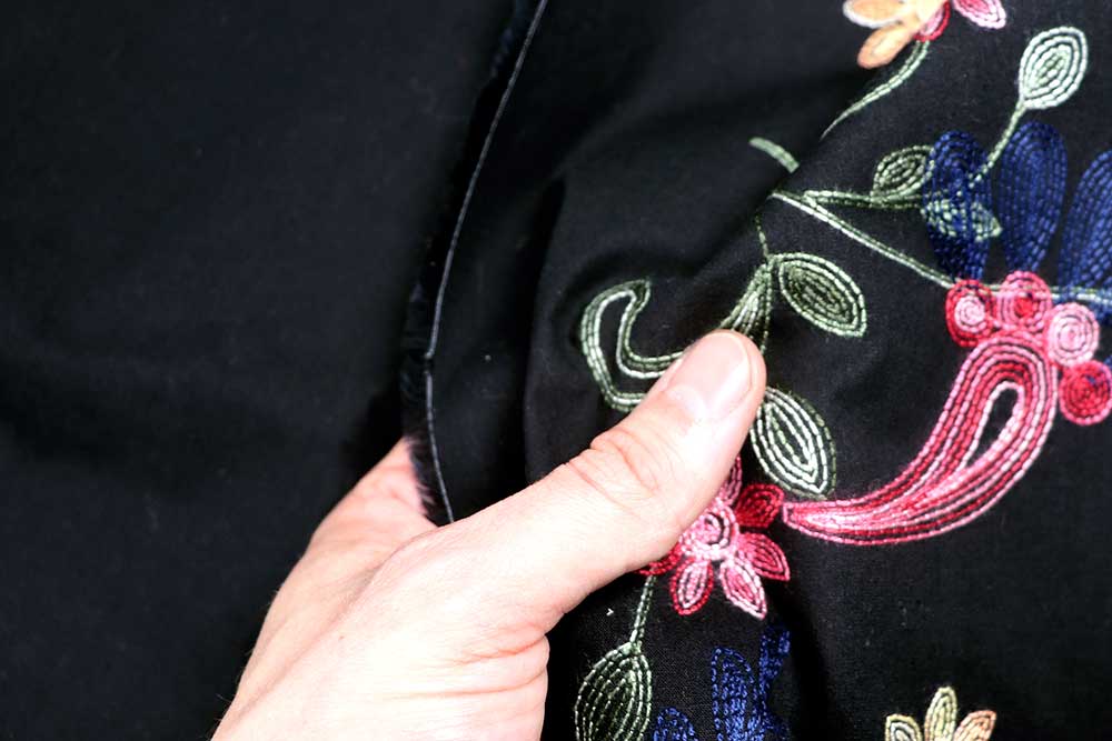 Edle Trachten-Bordüre aus 100 % Baumwolle - die florale Stickerei ist ein echter Hingucker! Co6867 Baumwollstoff Bestricht Trachten Bordre Schwarz Blumen Baumwollstoff bestickt - Trachten-Bordüre - Schwarz
