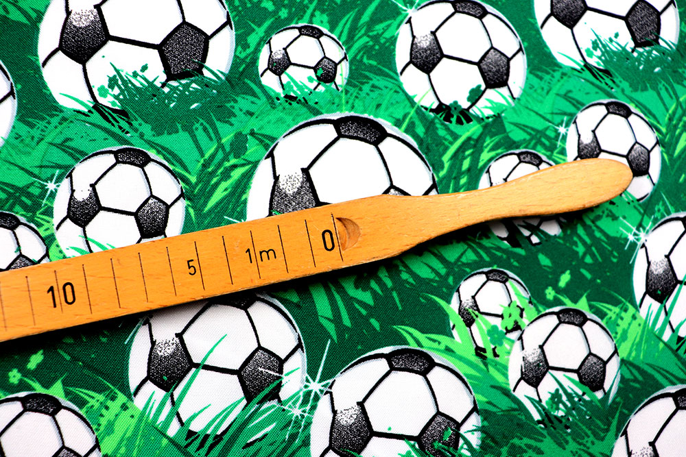 Die nächste WM kommt bald - klassischer Allrounder mit coolem Fußballmuster! Co6877 Universalstoff Fussball Rasen S4 Kinderstoffe Universalstoff - Fußball-Wiese