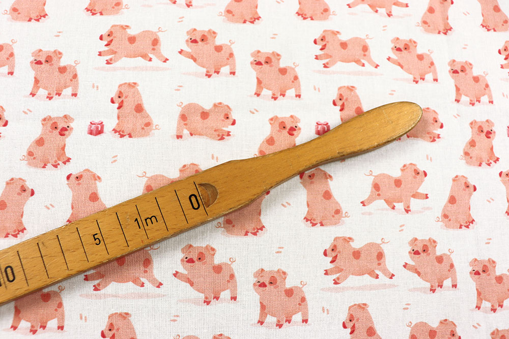 Viele witzige Baby-Schweine toben auf dieser feinen, weichen Baumwolle umher - ein witziger Traum von einem Stoff! Co6948 Baumwollstoff Schweine S4 Baumwolle Kinder Baumwollstoff - Schweine
