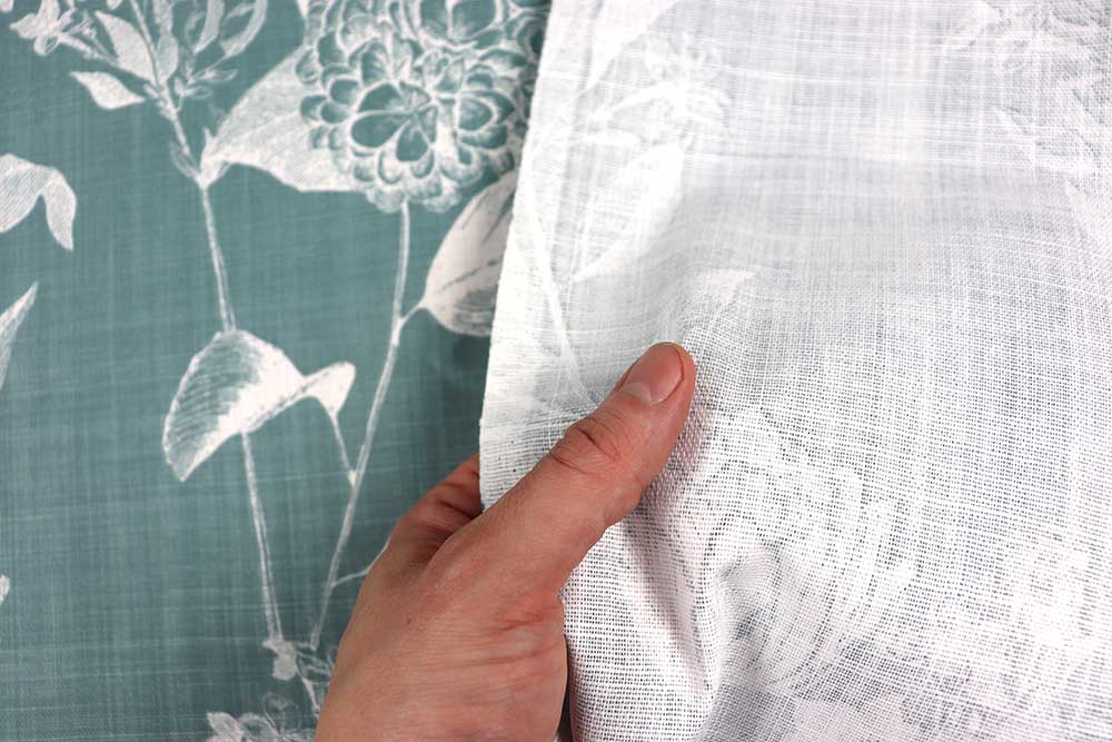 Nostalgisch, floral, verträumt: Ein Stoff aus reiner Naturfaser für Fans der etwas anderen Toile-Designs! Co7016 Baumwoll Dekostoff Toile Blumen S4 Toile de Jouy Baumwoll-Dekostoff - Toile Botanique