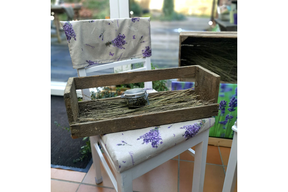 Lavendel hat nicht nur einen angenehmen Duft, er sieht auch toll aus - romantischer Dekostoff in rustikaler Leinenoptik Ds1685 Dekostoff Lavendel Blumen Dekostoff Leinenoptik - Lavendel-Garten