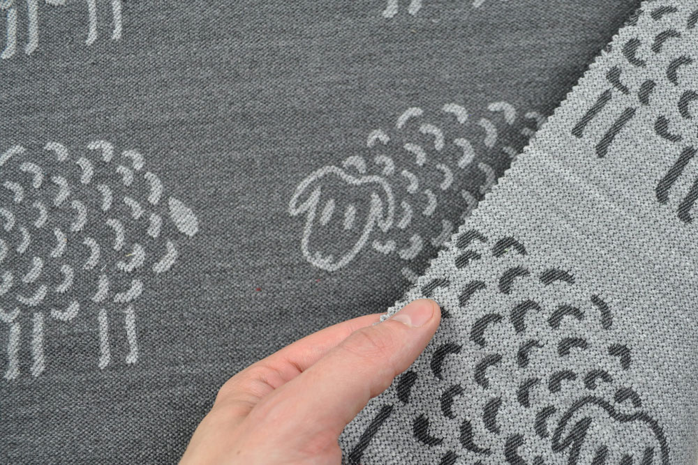 Weicher Wende-Jacquard mit flauschigen Schafen in Hellgrau und Grau Ds1842970 Jacquard Dekostoff Schafe Grau S4 Jacquard Wende-Jacquard - Kuschelschafe - Hellgrau/Grau