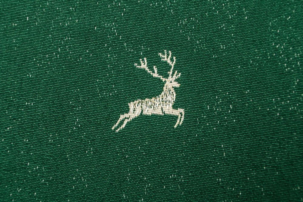Beidseitig nutzbarer Dekostoff im romantischen Landhaus-Stil Ds2198 Dekostoff Jacquard Hirsche Beige Gruen1 Dekostoffe Landhaus Dekostoff Zweiseitiger Jacquard - Kleine Hirsche - Tanne