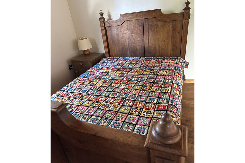 Richtig Retro und doch richtig trendy - edler Gobelin in Häkeloptik! Ds2423 Gobelin Haekel Blumen S4 Gobelin sonstige Gobelin-Stoff - Granny Squares - Schwarz