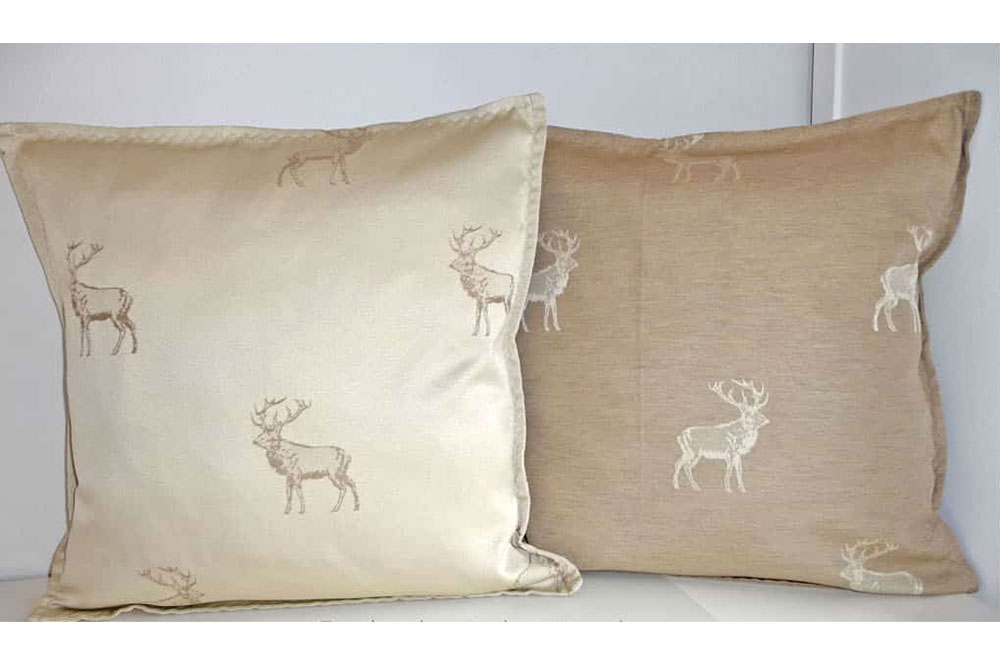 Beidseitig verwendbarer Jacquard-Dekostoff mit Hirschen - eine feine, leichtere Variante mit Viskose-Anteil Ds5740 Dekostoff Wende Jaqcuard Hirsche Beige Rueck Dekostoffe Jacquard Dekostoff Jacquard - zweiseitig - Hirschrudel - Creme