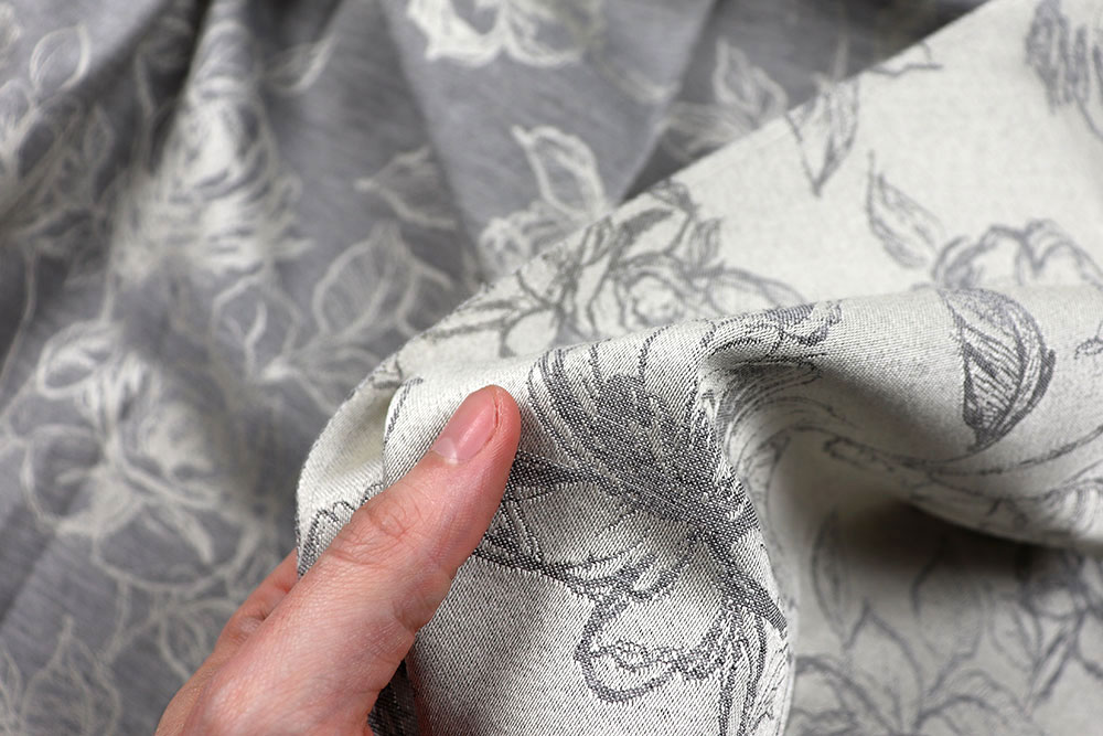 Hochwertiger Jacquard, versehen mit einem romantischen Rosen-Motiv Ds5803 Dekostoff Jacquard Rosen Grau S4 Taschenstoffe Jacquard Rosen - Creme/Silber