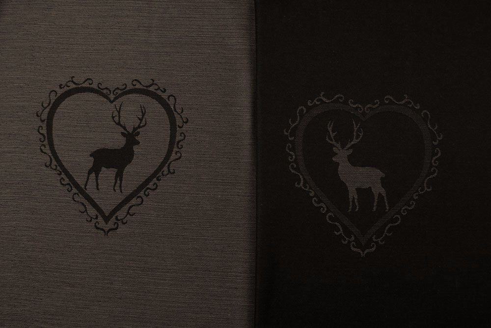 Zwei Klassiker harmonisch vereint: Herzen und Hirsche zeigen sich hier als permanent schwer entflammbarer Stoff von der schönsten Seite Ds5817 Schwer entflammbar B1 Dekostoff Herziger Hirsch - Trevira CS - Braun/Dunkelbraun