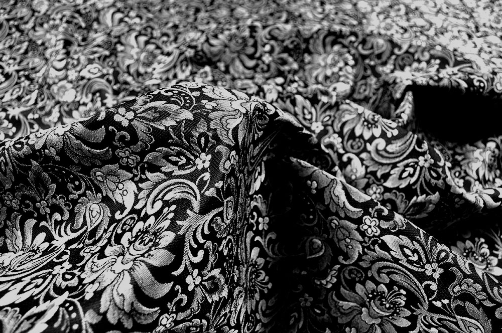 Schwarz/Silber oder Silber/Schwarz? Entscheiden Sie selbst und verwandeln Sie Ihre Kreationen mit dieser Ware in wahrhafte Meisterstücke Ds5934 Dekostoff Jacquard Blueten Grau (1) Dekostoffe Blumen Floralia - Blüten-Jacquard zweiseitig - Schwarz/Silber
