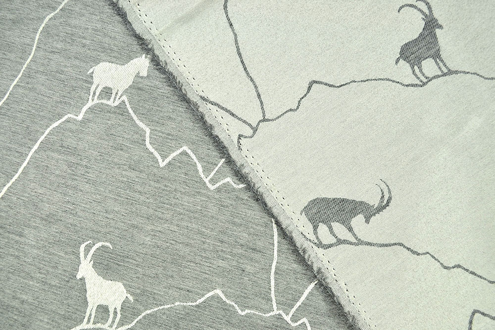 Ein Hauch der Alpen für daheim! Dieser hochwertige Deko-Jacquard sorgt für echte Landhaus-Stimmung! Ds5981 Dekostoff Wende Jacquard Steinbock Creme Grau Dekostoffe Jacquard Dekostoff Jacquard - zweiseitig - Alpen-Steinbock - Grau/Creme