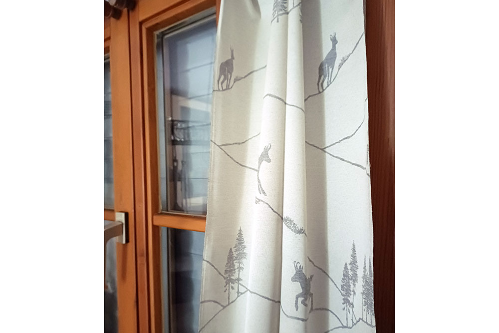 Leichter, durchgewebter Dekostoff für Gardinen, Kissen und mehr im gemütlichen Alpenstil! Ds6044 Jacquard Gaemse Steinbock S4 Übergardinen Dekostoff Jacquard - zweiseitig - Alpen-Gämse - Creme/Grau