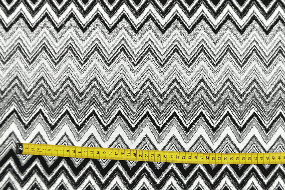 Fest verwobener Dekostoff mit einem Design im Zickzack, das sich von der Masse abhebt! Ds6133 Jacquard Zickzack S4 % Sale - Dekostoffe Jacquard-Dekostoff - Poncho Noir