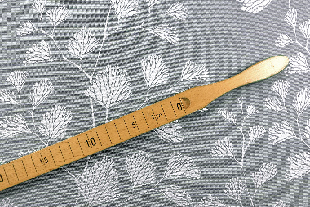 Zweiseitiger Jacquard mit zartem Blütenmuster – perfekt für elegante Heimtextilien und stilvolle Accessoires! Ds6283970 Dekostoff Jacquard Pflanzen Grau Jacquard Dekostoff Jacquard beidseitig - Galicia - Grau