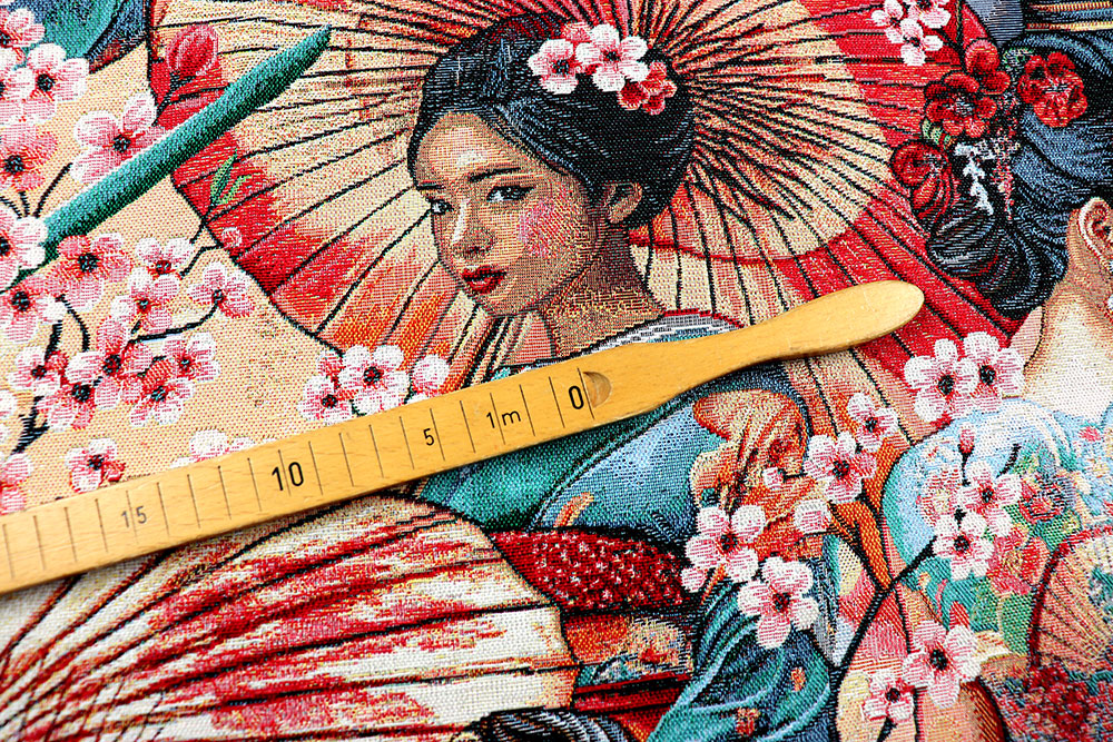 Detailreicher Gobelin mit Geishas, Schwertern & Kirschblüten – ideal für Taschen, Kissen & Wanddekoration. Ds6318 Gobelin Geishas Asia S4 Gobelin NEU Gobelinstoff – Geishas & Kirschblüten