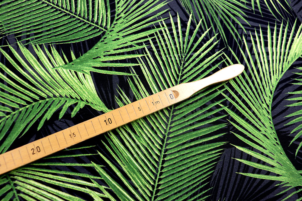 Dekostoff mit Palmblättern - realistische Optik auf pflegeleichtem Mischgewebe! Ds6329 Dekostoff Palmenwedel S4 Dekostoffe Pflanzen Dekostoff - Palmblätter