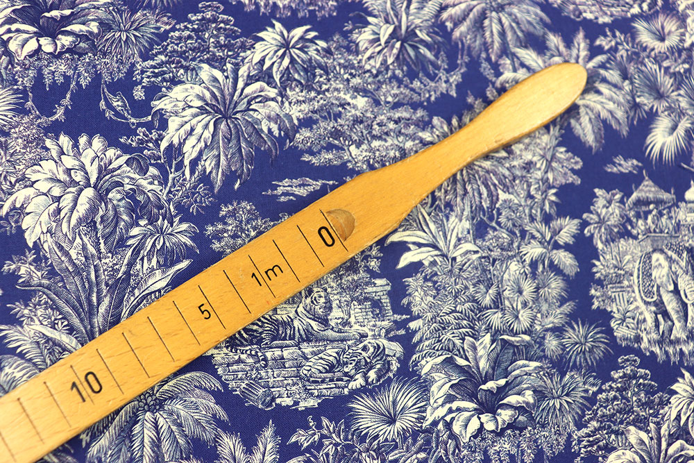Toile de Jouy mal anders: Edler Cretonne mit Ethno-Motiv in verrückter Farbkombi! Ds6373 Baumwollstoff Toile De Jouy Blau Weiss S4 Toile de Jouy Baumwollstoff - Toile de Jouy - Mayani Blue