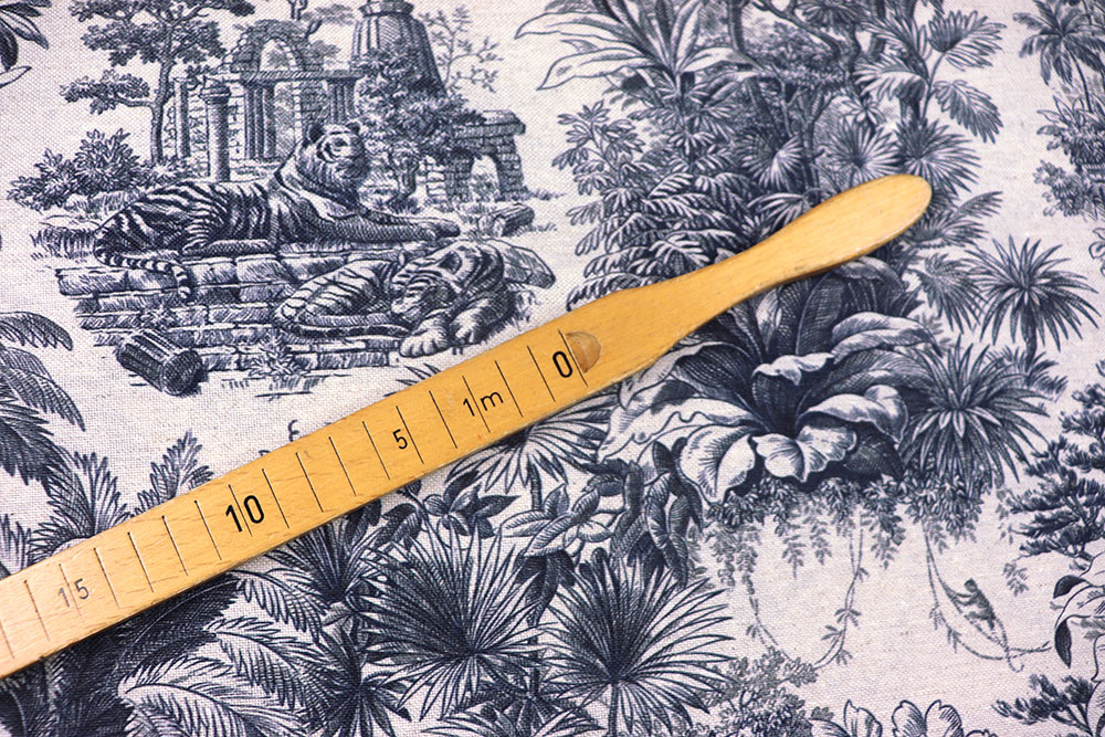 Rustikaler Dekostoff mit Leinenanteil und stimmungsvollem Ethno-Toile-Motiv Ds6399 Dekostoff Leinen Toile De Jouy Dekostoffe Leinen Dekostoff Leinen - Toile de Jouy - Marani