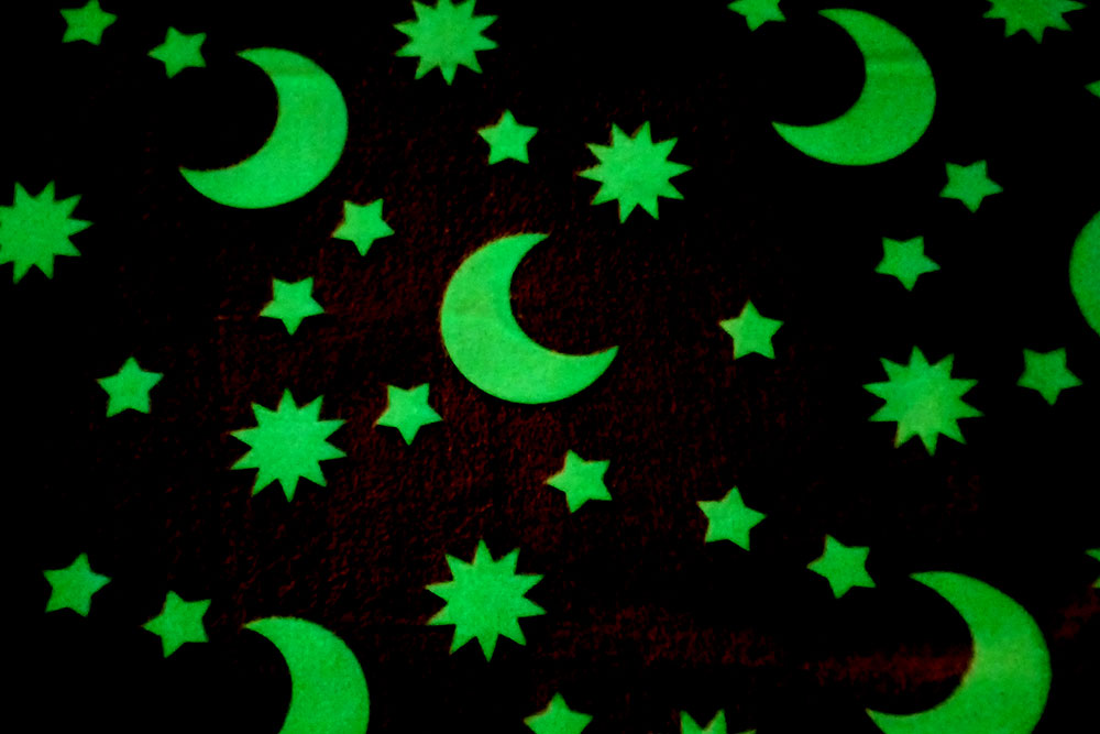 Nachtleuchtender, himmlisch weicher Fleecestoff – für Träume, die wärmen! Fl5183 Fleece Mond Und Sterne   R Fleece Fleece - Glow in the Dark - Mond und Sterne
