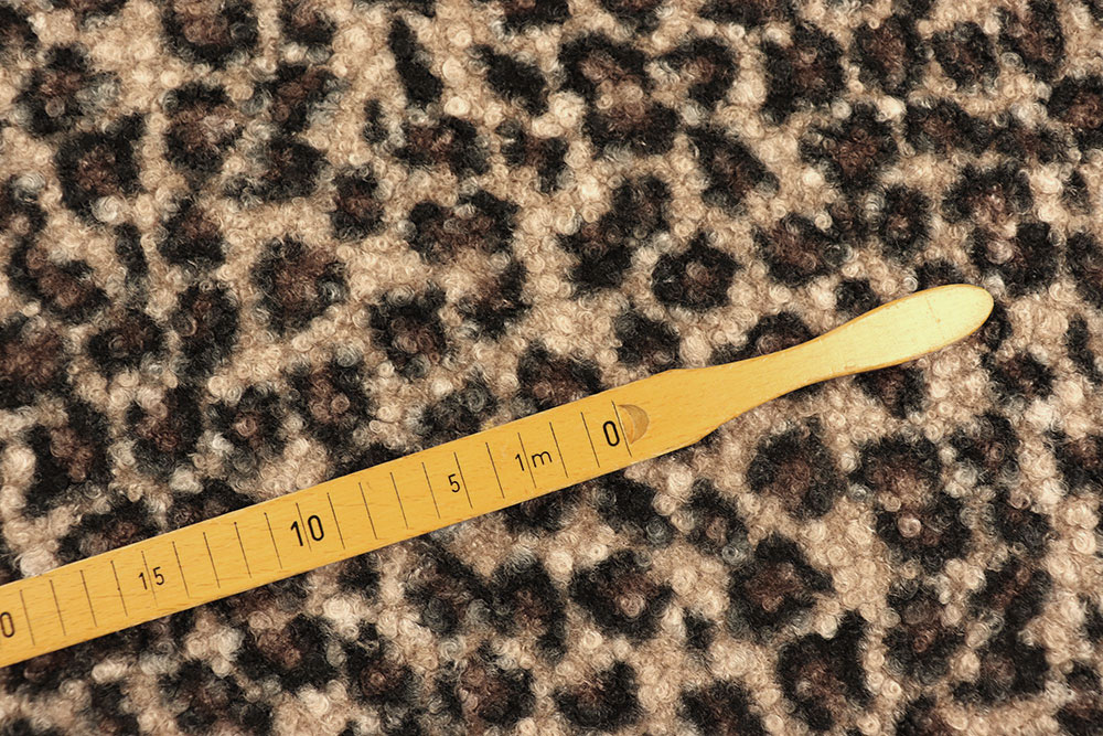 Gelockter Bekleidungsstoff im angesagten Leomuster - ein warmer, modischer Begleiter für Ihren Kleiderschrank! Fl5195 Boucle Locken Fleece Leo S4 Bouclé-Stoffe Leo-Bouclé