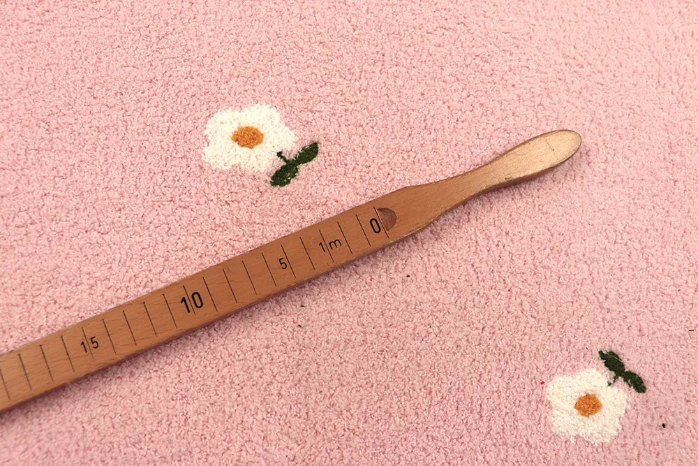 Ein weicher Traum von einem Stoff - herrlich flauschig und edel bestickt! Fl5217 Flausch Frottee Blumen Sherpa Fleece Flausch-Teddy bestickt - Blümchen