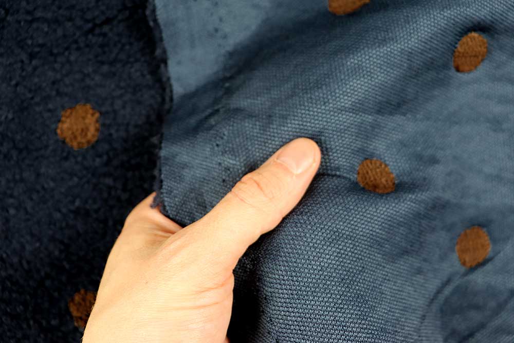 Wie Konfetti auf Mitternachtsblau: weicher Sherpa mit warmen, rostbraunen Punkten – gemütlich, verspielt und voller Charakter. Fl5222 Sherpa Fleece Punkte S4 Sherpa Fleece Sherpa Fleece - Dots