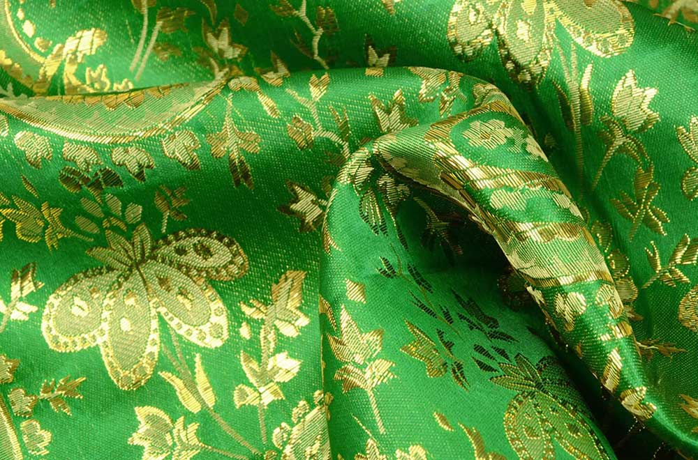Ein goldenes Paisleymuster mit eldem Schimmer verleiht diesem Stoff eine außergewöhnliche Ausstrahlung – elegant und wirkungsvoll Fn1286 Brokatpaisley Gruengold 1(1) Brokat Meterware Brokat - Paisley - Grün/Gold