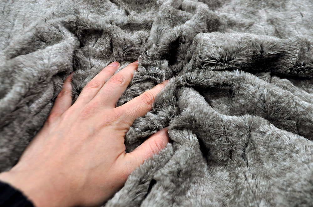 Herrlich weiches, flauschiges Fellimitat mit unregelmäßiger Struktur - ein warmer Traum von Stoff! Fp1093 Fellimitat Kaninchen Braun Fellstoffe Dunkles Flauschkaninchen - Fellimitat