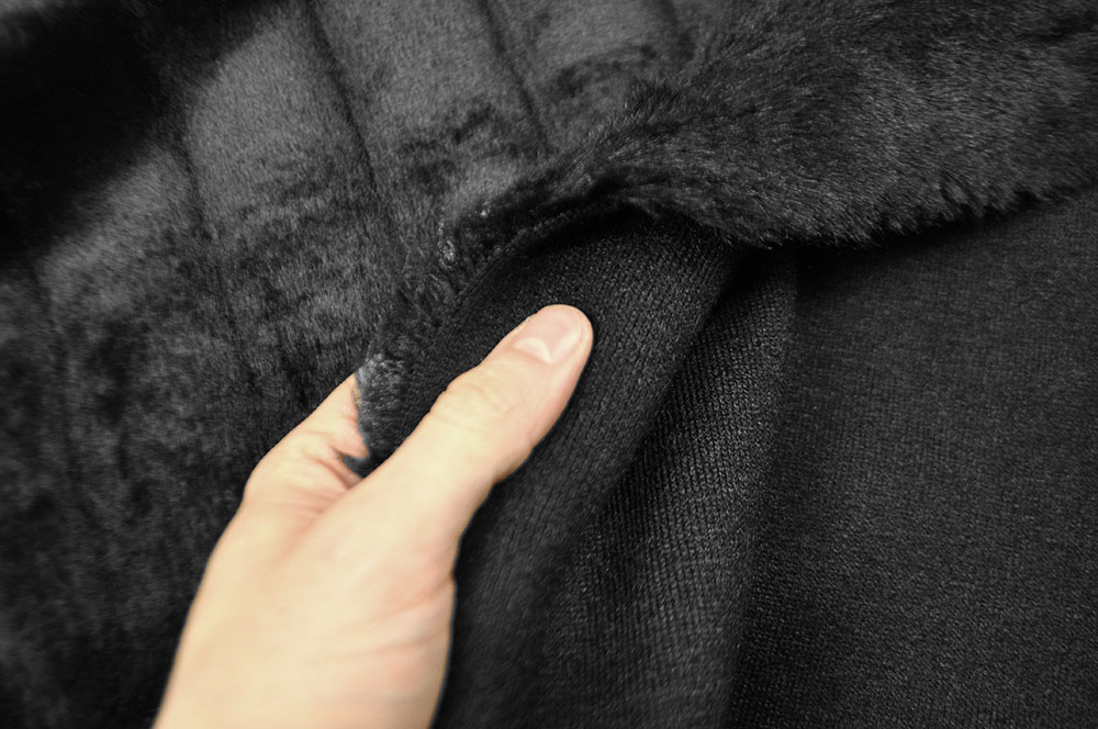 Schwarzes Pelzimitat mit leichter Streifenstruktur und stabil gewirkter Rückseite - traumhaft flauschig und hautsympathisch! Fp1102 Nerz Pelz Schwarz S4 Pelzimitat Nerz-Pelzimitat - Schwarz