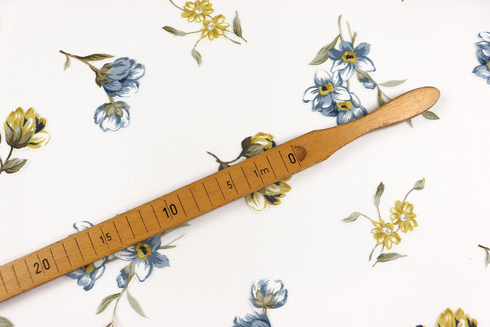 Luftiger Gardinenstoff mit eingewebten Blümchen - ein Traum für Küche, Kinderzimmer, Landhaus-Deko! Gs5139 Gardinenstoff Blumen  1 Dekostoffe Landhaus Gardinenstoff Bleiband - Blümchen - 300 cm