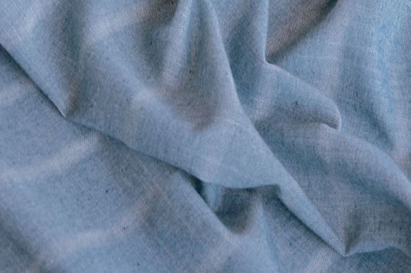 Luftiger Gardinenstoff in Überbreite mit trendigem Denim-Look - hergestellt aus Resten von Jeanshosen und PET-Flaschen! Js5047 Jeans Recyclingstoff Streifen Gardine  Logo S4 Übergardinen Gardinenstoff aus Jeansresten - Streifen - 300 cm