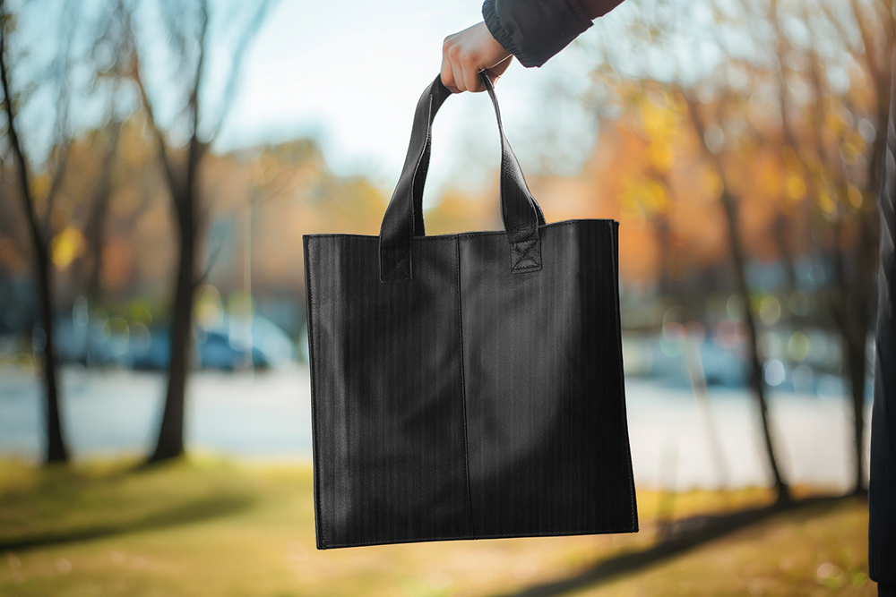 Kunstleder mit geprägter Längsstruktur in Schwarz. Ideal für Polster, Fahrzeugausbau, Taschen und Dekorationen. Kl1190 Black Line S4y Motiv Kunstleder Kunstleder - Black Line